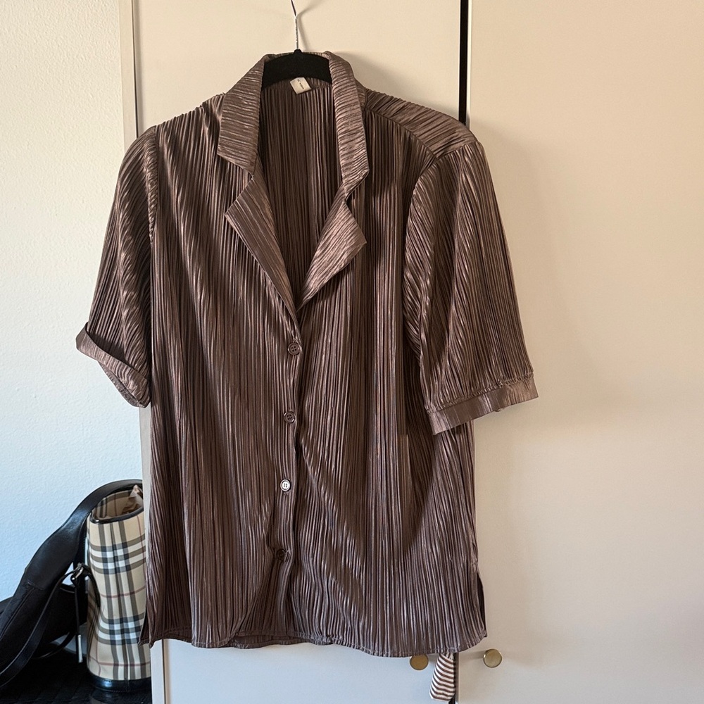 HEY BABE / Brown Pleated Plisse Short Sleeve Shirt - S